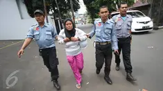 Petugas Dinas Sosial menertibkan wanita yang diduga pengemis di kawasan Pasar Minggu, Jakarta, Rabu (8/3). (Liputan6.com/ Immanuel Antonius)