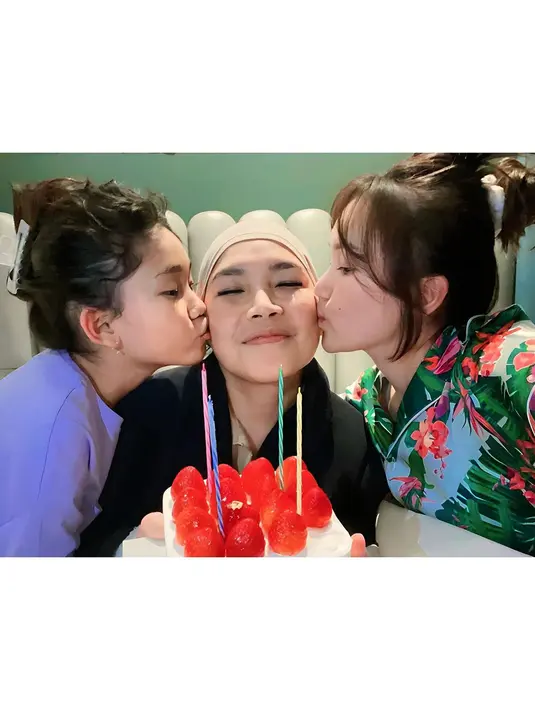Meski begitu aura cantiknya tetap terpancar. Pesona alami yang terlihat dipuji oleh para penggemar. [Instagram/ayutingting92]
