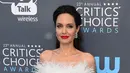 Angelina Jolie berpose untuk fotografer setibanya pada acara Critics Choice Awards 2018 di Santa Monica, California, Kamis (11/1). Jolie yang selalu muncul dengan outfit tertutup, kali ini ia berdandan lebih seksi dan glamor. (Jordan Strauss/Invision/AP)