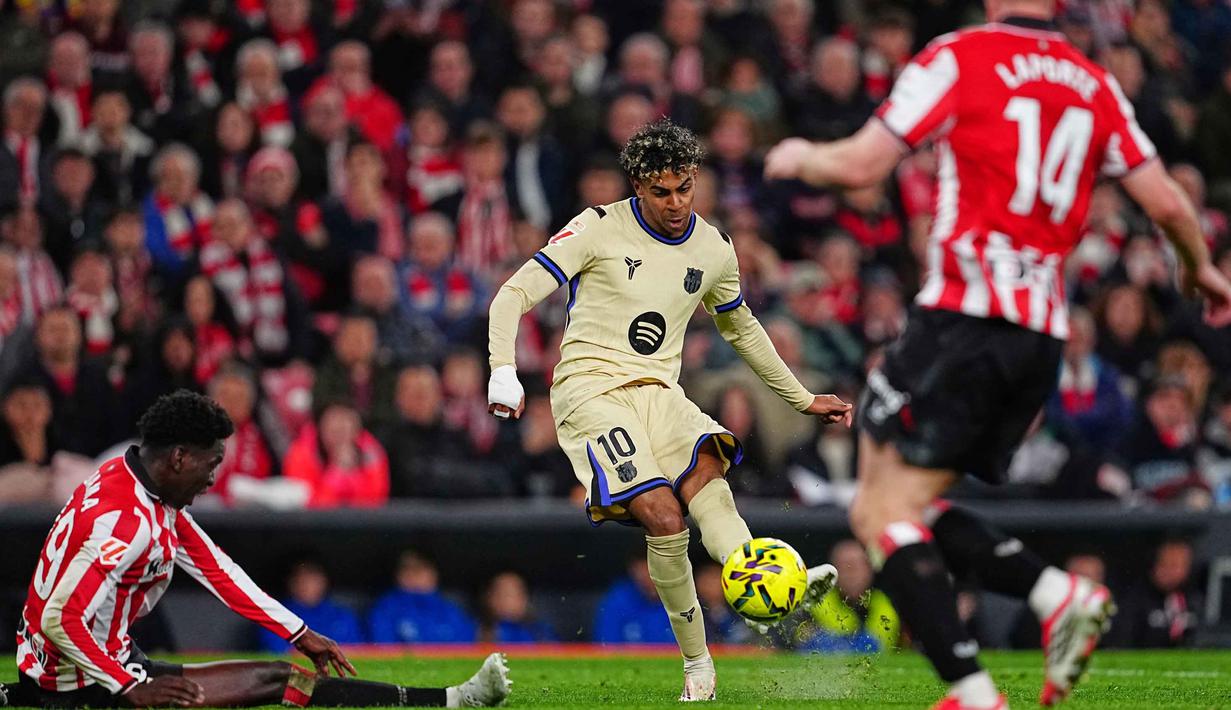 Hingga peluit panjang dibunyikan skor tidak berubah. Barcelona unggul 0-1 atas Athletic Bilbao. Tampak dalam foto, pemain Barcelona, Lamine Yamal (tengah), melepaskan tendangan saat melawan Athletic Bilbao pada pertandingan pekan ke-27 La Liga 2025/2026 di Stadion San Mames, Sabtu 7 Maret 2026 waktu setempat atau Minggu (8/3/2026) dini hari WIB. (AP Photo/Miguel Oses)