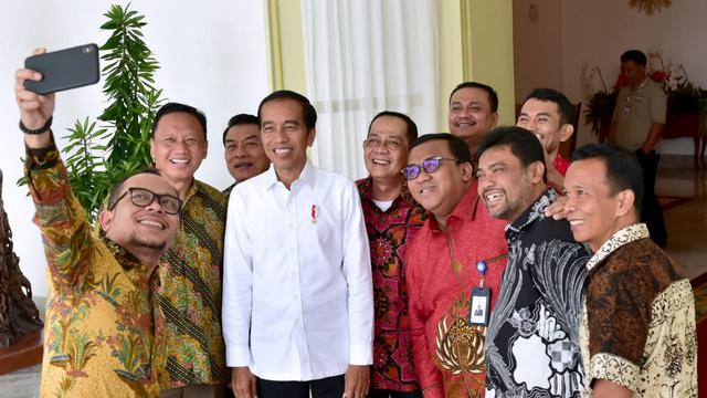 Presiden Jokowi berfoto bersama para pimpinan organisasi buruh di Istana Kepresiden Jakarta. (Liputan6.com/Biro Pers-Setpres)