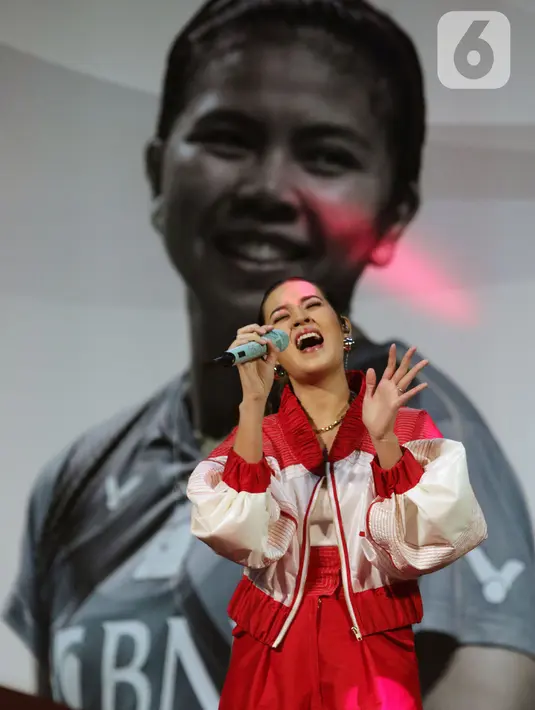 Penyanyi, Raisa saat tampil dalam acara "Greysia Polii: Testimonial Day" di Istora Senayan Jakarta, Minggu (12/6/2022). Raisa tampil membawakan tiga buah lagu diantaranya, Could It Be. (Liputan6.com/Helmi Fithriansyah)
