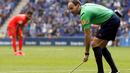 Wasit Antonio Mateu mengambil tongkat yang dilemparkan ke dalam stadion (REUTERS/Gustau Nacarino).