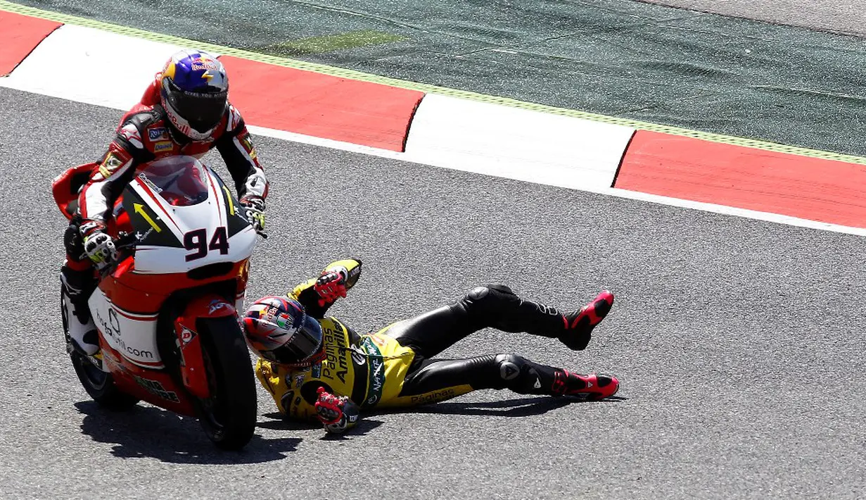 Pebalap Pons HP 40, Luis Salom, hampir tertabrak pebalap AGR, Jonas Folger, setelah terjatuh dalam balapan Moto2 GP Spanyol di Sirkuit Catalunya, Barcelona, (15/6/2014). (AFP/Quique Garcia)