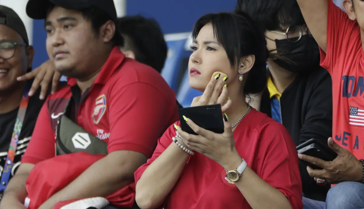 Bintang film asal Jepang, Maria Ozawa, memberikan dukungan untuk Timnas Indonesia U-22 saat melawan Thailand pada SEA Games 2019 di Stadion Rizal Memorial, Manila, Selasa (26/11). Indonesia menang 2-0 atas Thailand. (Bola.com/M Iqbal Ichsan)