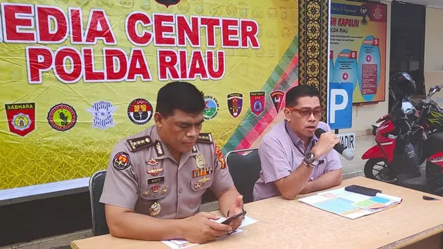 Konferensi pers Polda Riau terkait penanganan kebakaran lahan oleh perusahaan.