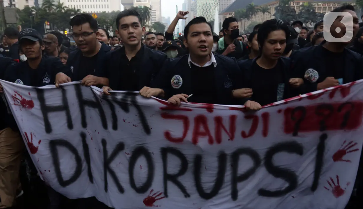 Mahasiswa Universitas Trisakti melakukan aksi unjuk rasa di sekitar Kawasan Patung Arjuna Wijaya atau Patung Kuda, Jakarta, Kamis (12/5/2022). Mereka menuntut penyelesaian kasus pelanggaran HAM yang terjadi saat aksi reformasi 1998. (Liputan6.com/Helmi Fithriansyah)