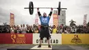 Matjaz Belsak dari Slovenia mengangkat beban pada kompetisi pria terkuat di dunia atau World’s Strongest Man di Manila, Filipina, 5 Mei 2018. Para peserta harus mengikuti 6 tantangan untuk menyandang gelar manusia terkuat di planet bumi. (NOEL CELIS/AFP)