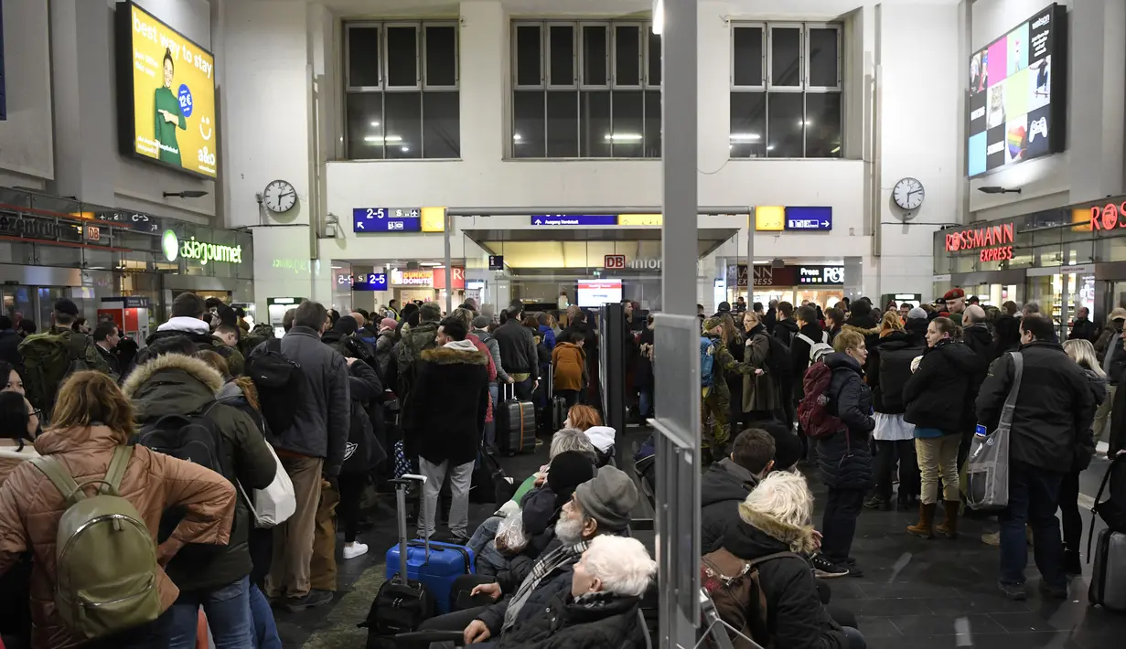 Penumpang menunggu di stasiun kereta api utama karena badai besar yang melanda di Dortmund, Jerman barat (9/2/2020). Badai Ciara melanda sejumlah wilayah di Inggris dan benua Eropa bagian utara dengan hujan lebat disertai angin kencang pada Minggu 9 Februari 2020. (AFP Photo/Ina Fassbender)