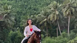 Pernah naik kerbau saat membintangi film Buffalo Boys, Pevita Pearce malah belum mengunggah potret menunggangi kuda. Wanita 31 tahun ini memang kerap membintangi film laga. (Liputan6.com/IG/@pevpearce)