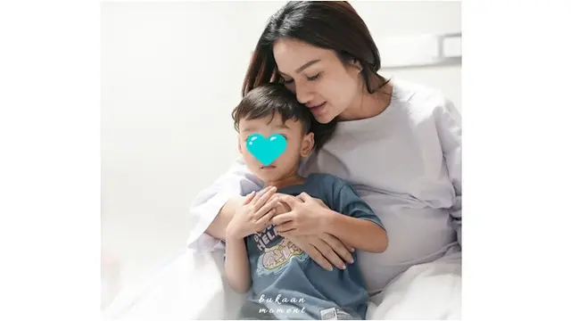 7 Potret Tengku Dewi Putri Lahirkan Anak Kedua, Sudah Digendong Andrew Andika