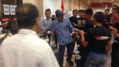 Pelatih anyar PBDKT T-Team, Rahmad Darmawan, disambut fans saat tiba di Malaysia, Kamis (3/12/2015). Pelatih yang akrab disapa RD itu merupakan mantan pelatih Persija Jakarta. (Istimewa) 