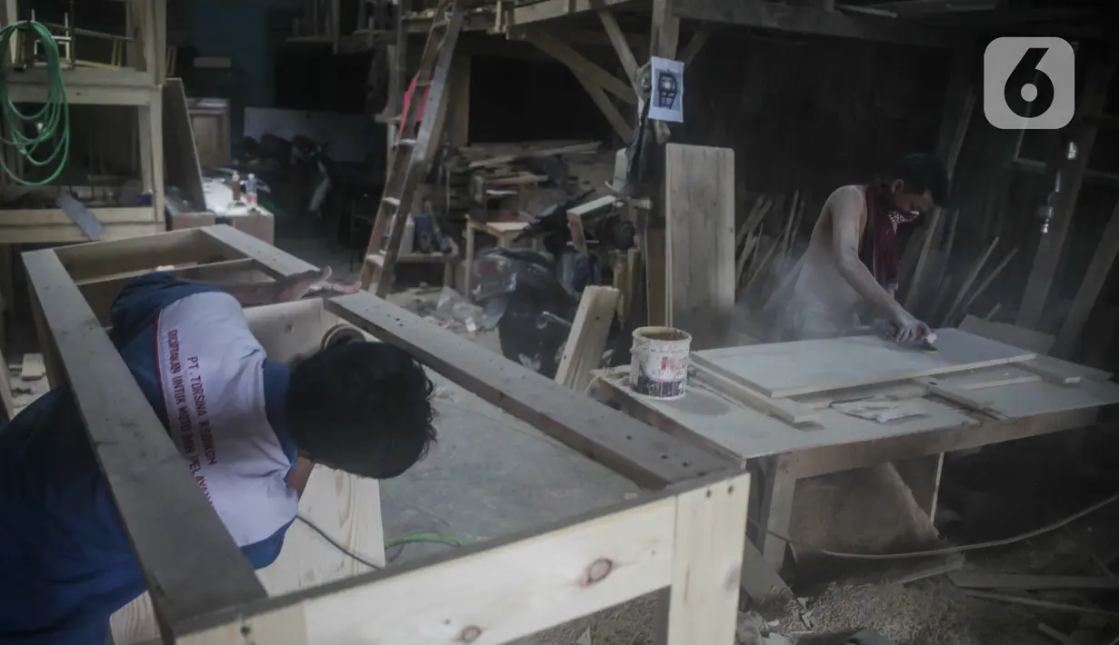 Pekerja menyelesaikan pembuatan furnitur di Jakarta, Rabu (20/11/2019). Kemenperin mencatat nilai ekspor furnitur nasional baru mencapai sekitar US$730 juta. Adapun, rata-rata ekspor pada 6 bulan pertama tahun lalu mencapai US$845 juta. (Liputan6.com/Faizal Fanani)