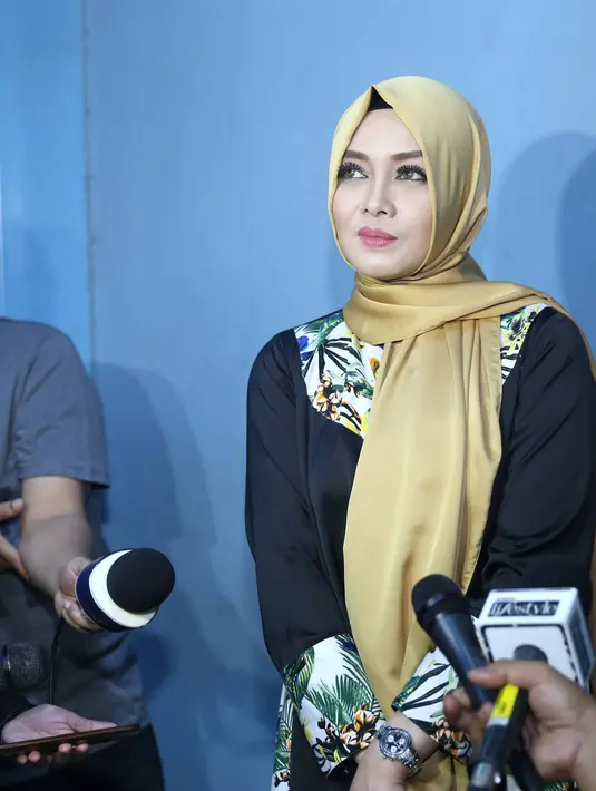 "Aku gak akan ambil yang membuka aurat dan bertentangan dengan hijrah aku. Ya aku kegiatan aja, safari, kajian islami. Yang arahnya gak sesuai penampilan dan tujuan aku dan bikin dosa ya aku gak ambil," ujar Terry Putri. (Nurwahyunan/Bintang.com)