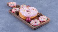 Rasanya yang manis dan bisa membalikkan kembali mood, menjadikan donat primadona! Tapi, ingat untuk tetap mengurangi konsumsinya agar terhindar dari diabetes hingga stroke! (Foto dok: Freepik/azerbaijan_stockers).