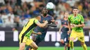 Pemain Sassuolo, Jay Idzes, berusaha menghadang pergerakan pemain Inter Milan, Marcus Thuram, pada matchday keempat Serie A 2025/2026 di Stadion Giuseppe Meazza, Senin (22/9/2025). (AP Photo/Antonio Calanni)