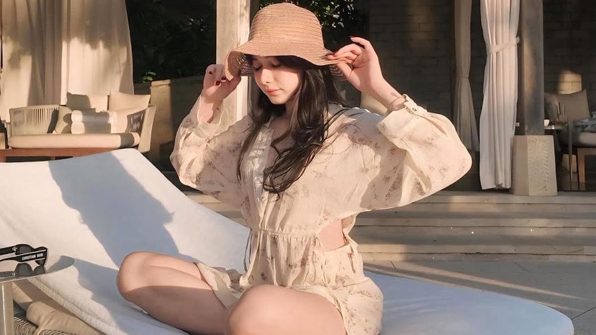 6 Gaya Outfit Liburan Iris Wullur, Kasual Stylish hingga Elegan Minimalis