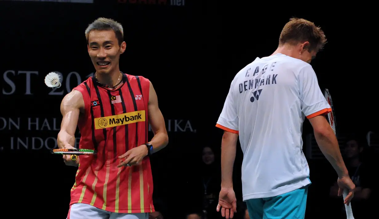 Lee Chong Wei (kiri) bekolaborasi bersama Peter Gade Christensen saat melakukan laga eksebisi The Legends Vision di GOR Asia Afrika, Senayan, Jakarta, Senin (17/8/2015). Laga ini promosi buat para pebulutangkis muda. (Liputan6.com/Helmi Fithriansyah)