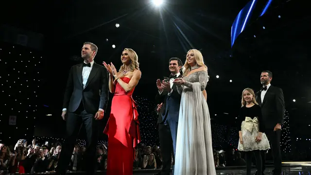 Putra Presiden AS Donald Trump Eric Trump (kiri), istrinya Lara Trump, putri Presiden Trump Tiffany Trump (tengah) dan suaminya Micheal Boulos, serta putranya Donald Trump Jr. (kanan) menghadiri pesta pelantikan Liberty di Washington, DC, pada 20 Januari