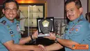Citizen6, Tanjung Priok: Pangkolinlamil Laksda TNI S.M. Darojatim menerima kunjungan kehormatan Pangarmabar Laksda TNI Sadiman, di Gedung Laut Nusantara  Mako Kolinlamil, Tanjung Priok, Jakarta, Rabu, (18/7). (Pengirim: Dispenkolinlamil)