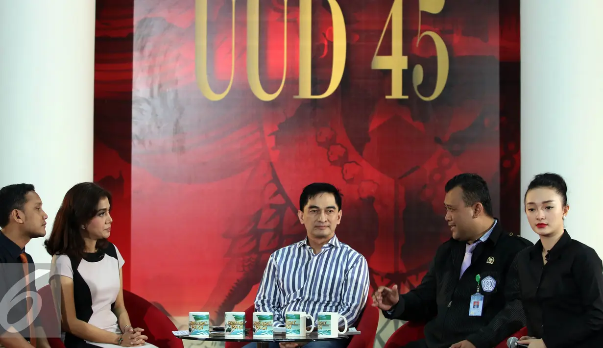 Zaskia Gotik berbincang saat menghadiri Talk Show Tv Parlemen di Lobi Nusantara IV Parlemen, Jakarta, Kamis (31/3). Zaskia berurusan dengan polisi lantaran menyebut lambang sila kelima Pancasila sebagai bebek nungging. (Liputan6.com/Johan Tallo)