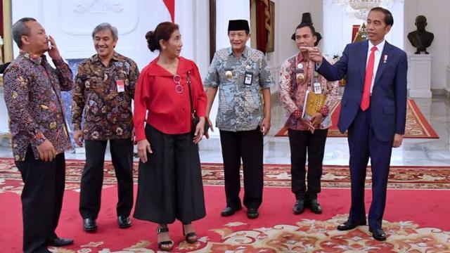 Presiden Joko (Jokowi) didampingi oleh Menteri Kelautan dan Perikanan Susi Pudjiastuti usai menerima Aliansi Nelayan Indonesia di Istana Merdeka, Rabu 17 Januari 2018.