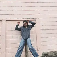 Intip perpaduan busana kasual ala Yasmin Napper yang kerap menggunakan sneakers. (instagram/yasminnapper)