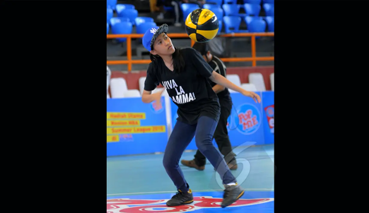 Salah satu peserta wanita memeragakan aksi freestyle di acara Popmie InstaHits Grand Final Kompetisi Frestyle Bakset Ball, Senayan, Minggu (17/2/2015). (Liputan6.com/Faisal R syam) 