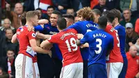 Para pemain Manchester United dan Middlesbrough terlibat keributan saat kedua tim bersua di Stadion Riverside, Minggu (19/3/2017). Cekcok antar-pemain berlanjut di lorong menuju ruang ganti pemain.  (AFP/Lindsey Parnaby)