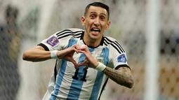 Angel Di Maria mencetak satu gol ke gawang Prancis pada laga final Piala Dunia 2022. Penyerang Juventus itu tampil menawan dan benar-benar mampu merepotkan bek lawan. (AFP/Adrian Dennis)