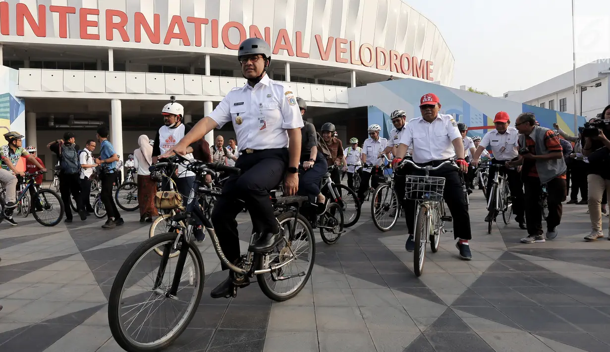 Gubernur DKI Jakarta Anies Baswedan (kiri) bersama jajaran melakukan test jalur sepeda dari Jakarta International Veldrome menuju Balai Kota DKI Jakarta, Jumat (20/9/2019). Menurut Anies, dengan beralih ke sepeda ketergantungan kepada kendaraan bermotor bisa dikurangi. (Liputan6.com/Faizal Fanani)