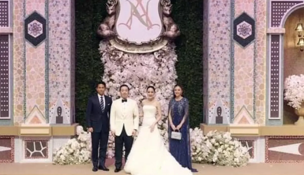 Anisha Rosnah dan Pangeran Mateen menghadiri pernikahan teman mereka orang Thailand, seorang miliarder Thailand Aiyawatt Srivaddhanaprabha dan CEO King Power Group dan presiden Leicester City Football Club. [E Paper on Facebook]