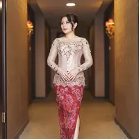 Kebaya warna soft pink berpayet juga bisa dikombinasikan dengan kain slit warna merah menyala, dipadukan heels warna nude. Tampilannya nampak begit mewah seperti yang dikenakan Prilly Latuconsina ini. @prillylatuconsina96