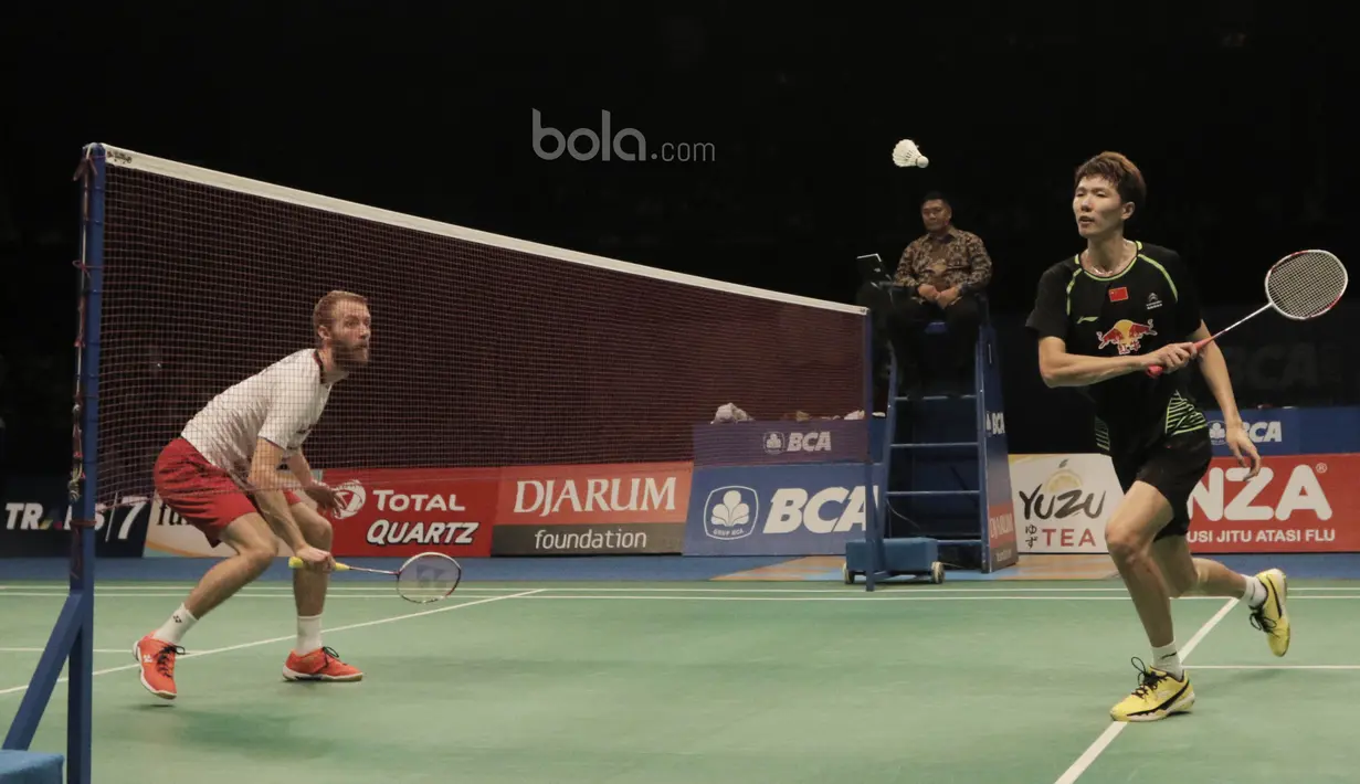 Pasangan Denmark, Carsten Morgensen, berhadapan langsung dengan Pasangan China, Li Junhui. Pada gim ketiga Li/Liu dan Boe/Morgensen kembali saling berbalas poin. (Bola.com/M Iqbal Ichsan)