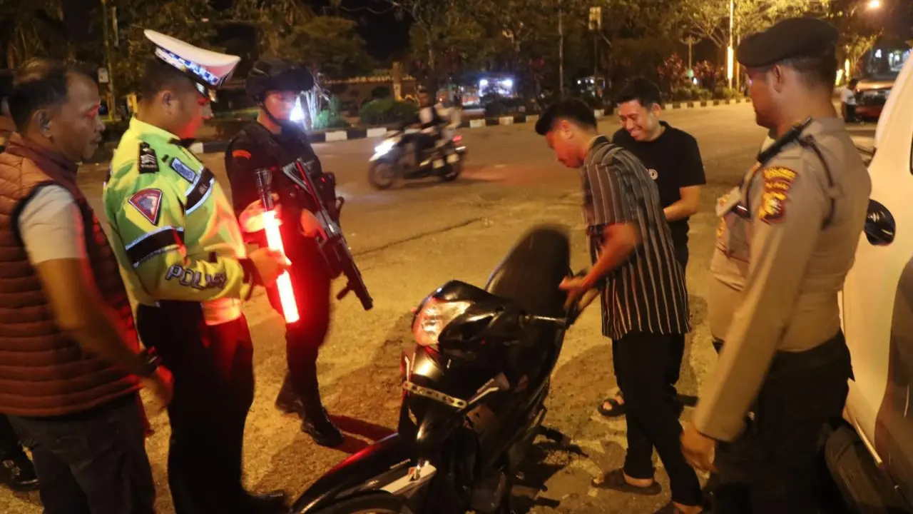 Personel Polres Rokan Hulu melakukan razia untuk menjaga keamanan dan ketertiban usai rapat pleno terbuka Pilkada 2024.