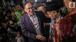 Mantan Wakil Perdana Menteri Malaysia, Datuk Sri Anwar Ibrahim diterima putra Presiden ke-3 RI BJ Habibie, Thareq Kemal Habibie saat tiba di Patra Kuningan, Jakarta, Rabu (9/10/2019). Kedatangan Anwar untuk takziah atas wafatnya Habibie. (Liputan6.com/Faizal Fanani)