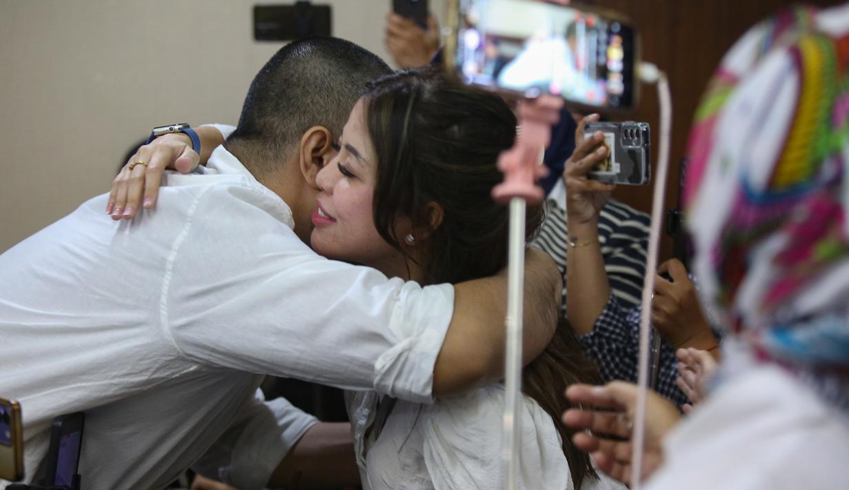Sebagai informasi, Ammar Zoni masih berstatus terpidana untuk kasus penyalahgunaan narkotika. Tampak dalam foto, Pesohor Muhammad Ammar Akbar alias Ammar Zoni memeluk kekasihnya saat dihadirkan secara langsung pada persidangan terkait kasus peredaran narkotika di dalam Lembaga Pemasyarakatan (Lapas) Salemba di Pengadilan Negeri Jakarta Pusat, Kamis (18/12/2025). (merdeka.com/Arie Basuki)