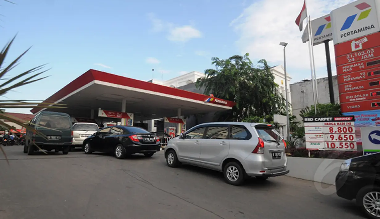 Sejumlah mobil  mengantri bahan bakar minyak di SPBU Cikini, Jakarta, Jumat (16/1/15). (Liputan6.com/Herman Zakharia)