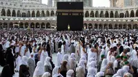 Ribuan umat muslim dari penjuru dunia saat melakukan Thawaf di Masjidil Haram, Mekah, Saudi Arabia, Kamis, (17/8). (Antara) 