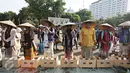 Sejumlah perempuan asal Pegunungan Kendeng, Jawa Tengah melakukan aksi semen kaki di depan Istana Negara, Jakarta, Selasa (12/4). Aksi tersebut merupakan bentuk protes atas pembangunan pabrik semen di wilayah mereka. (Liputan6.com/Immanuel Antonius) 