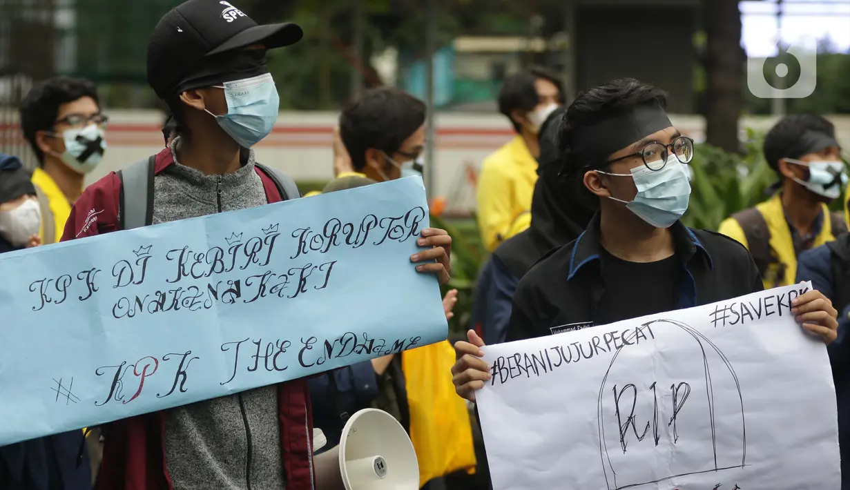Mahasiswa yang tergabung dalam Aliansi BEM SI melakukan aksi unjuk rasa di kawasan Kuningan Persada sekitar Gedung Merah Putih KPK, Jakarta, Rabu (16/6/2021). Mereka menolak pelemahan KPK melalui TWK yang berujung penonaktifan 75 pegawai termasuk beberapa penyidik. (Liputan6.com/Helmi Fithriansyah)