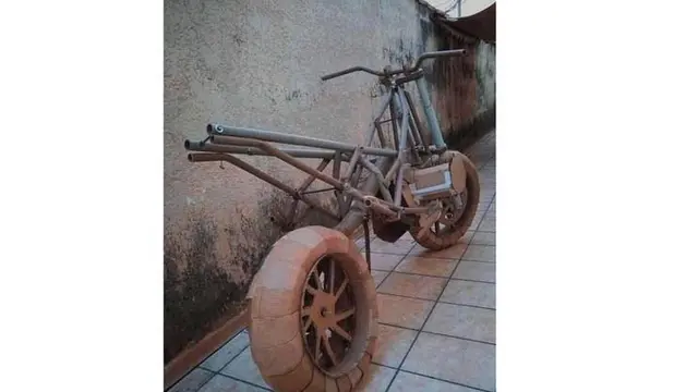 Rangka motor kardus ini terbuat dari pipa (motorrad online)