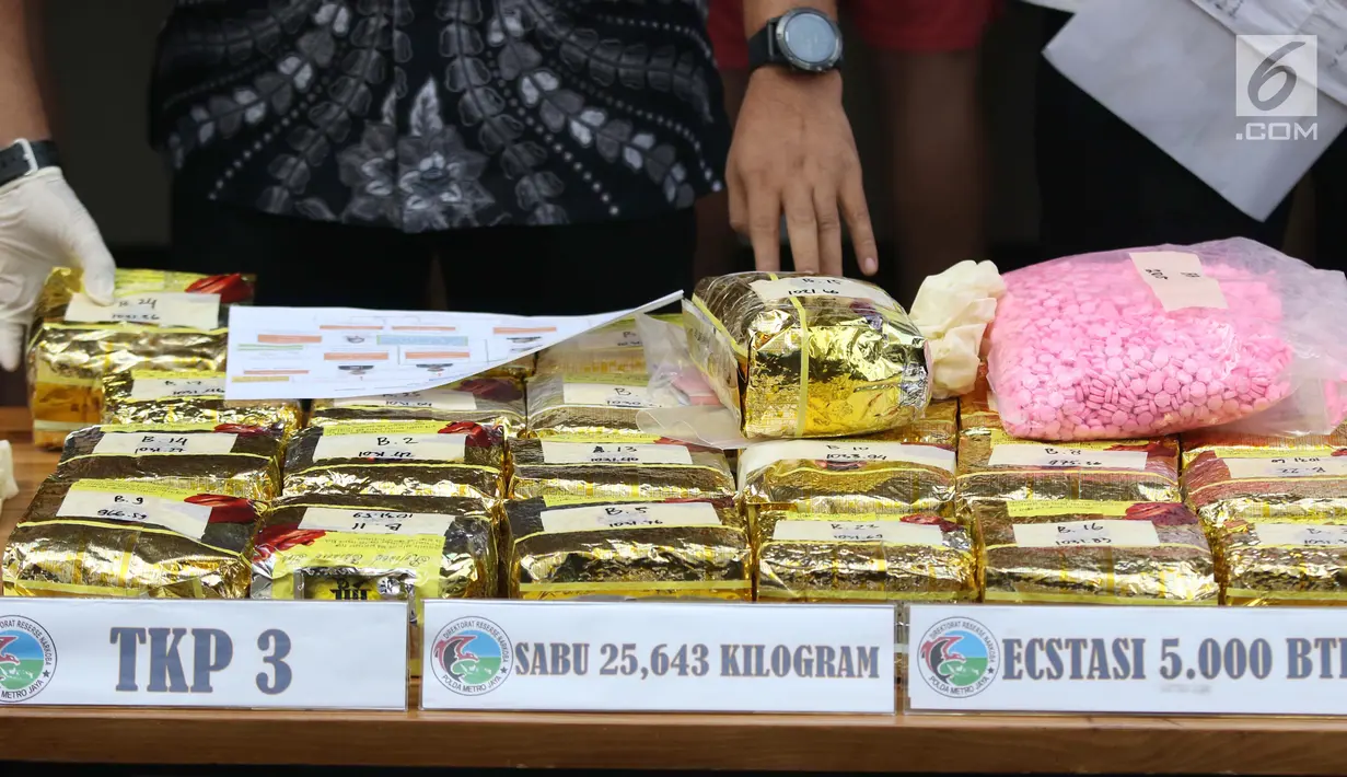 Sejumlah barang bukti bukti penangkapan vokalis grup band Zivilia, Zulkifli alias Zul, Jakarta, Jumat (8/3). Zul ditangkap berikut barang bukti 9,54 kilogram sabu dan 24.000 butir ekstasi. (Liputan6.com/Helmi Fithriansyah)