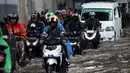 Akibat banjir, arus lalu lintas dari arah Ciledug menuju Kebayoran mengalami kemacetan. (Liputan6.com/Johan Tallo)