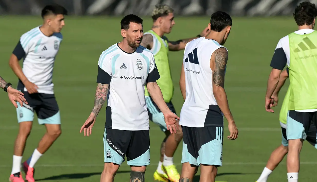 Pemain depan Timnas Argentina, Lionel Messi memberi isyarat saat sesi latihan turnamen sepak bola Piala Dunia 2026 di Sporting KC Training Center, Kansas City pada Kamis 11 Juni 2026. (JUAN MABROMATA/AFP)
