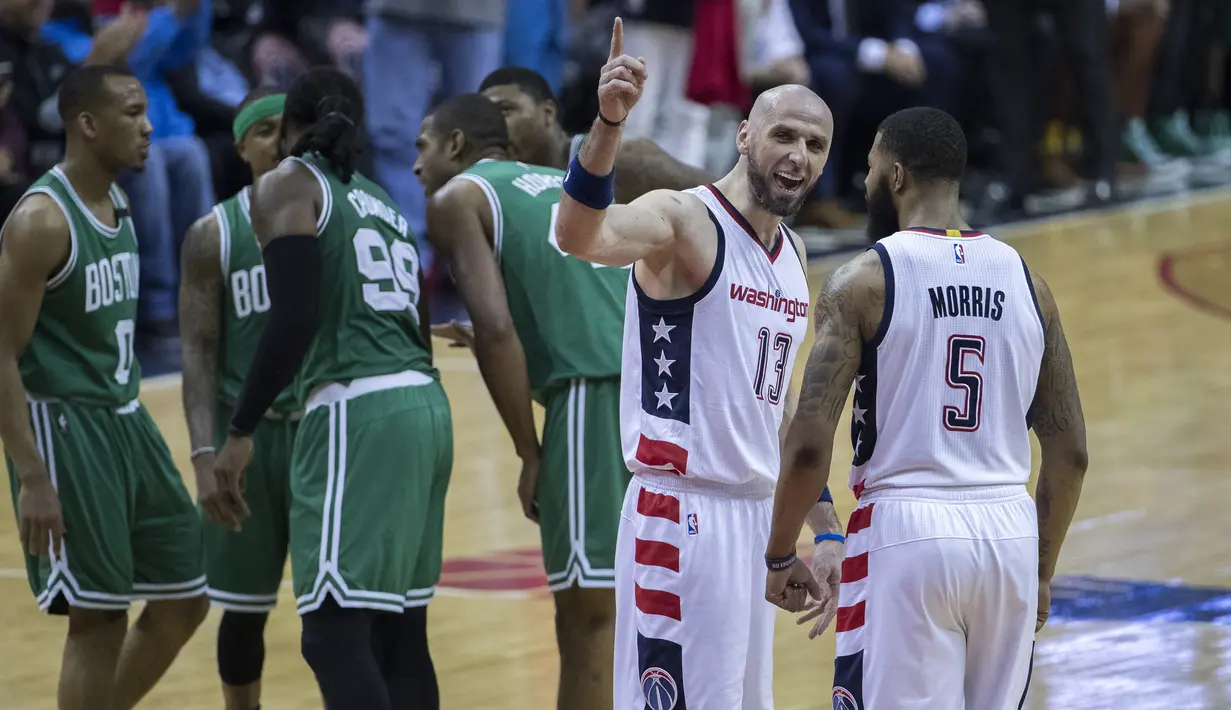 Pebasket Washington Wizards, Marcin Gortat dan Markieff Morris, melakukan selebrasi usai melawan Boston Celtics pada Gim 4 semifinal Wilayah Timur di Verizon Center, Washington, Minggu (7/5/2017). Washington Wizard menang 121-102. (EPA/Shawn Thew)