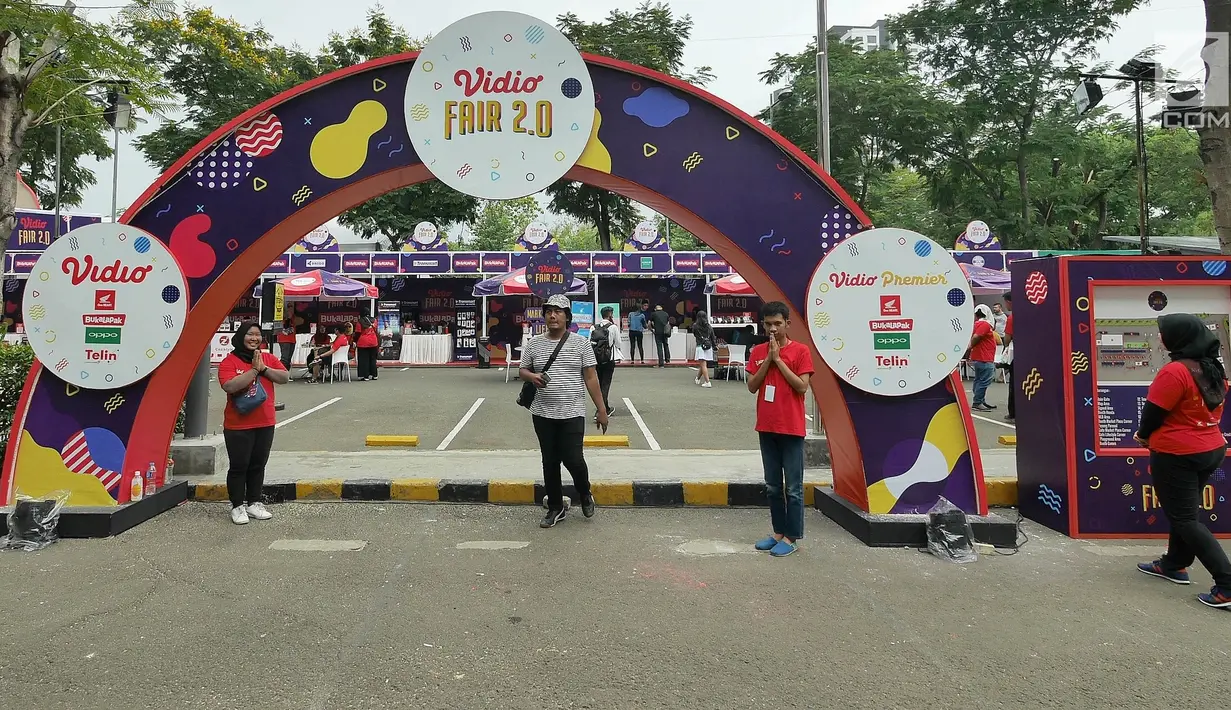 Petugas menyambut pengunjung di pintu masuk acara Vidio Fair 2.0 di Mall Gandaria City, Jakarta, Sabtu (3/11). Acara Vidio Fair 2.0 diramaikan dengan berbagai macam kegiatan yang dari pukul 07.00 - 22.00 WIB. (Liputan6.com/Herman Zakharia)