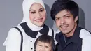 <p>Dan baru-baru ini, Aurel dan Atta menjalani pemotretan dengan Ameena. Aurel tampil cantik dengan mengenakan hijab warna putih. [Foto: instagram.com/dickyphotographie/aurelie.hermansyah]</p>