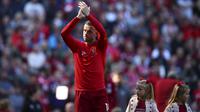 Pemain Liverpool, Jordan Henderson, menyapa fans usai gagal meraih gelar juara Premier League di Stadion Anfield, Minggu (12/5). Liverpool menyudahi musim ini di peringkat kedua klasemen Premier League dengan nilai 97. (AP/Dave Thompson)