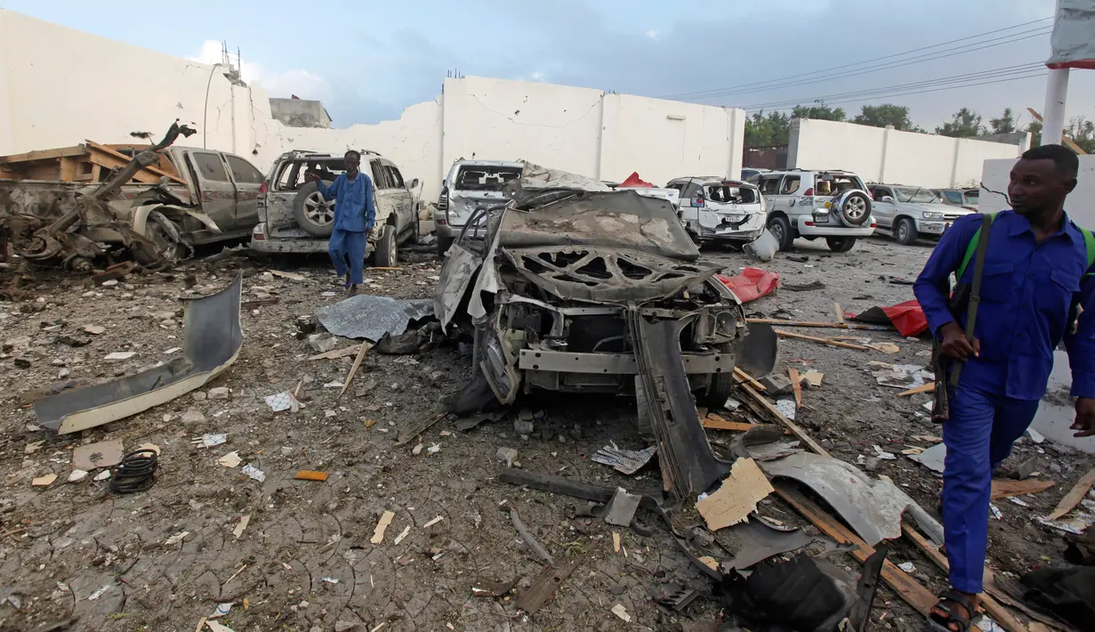 Tentara bersenjata berjaga di sekitar lokasi serangan bom mobil kembar di Ibu Kota Mogadishu, Somalia, Sabtu (24/2). Kelompok ekstremis al-Shabab mengaku bertanggung jawab atas serangan tersebut. (AP Photo/Farah Abdi Warsameh)